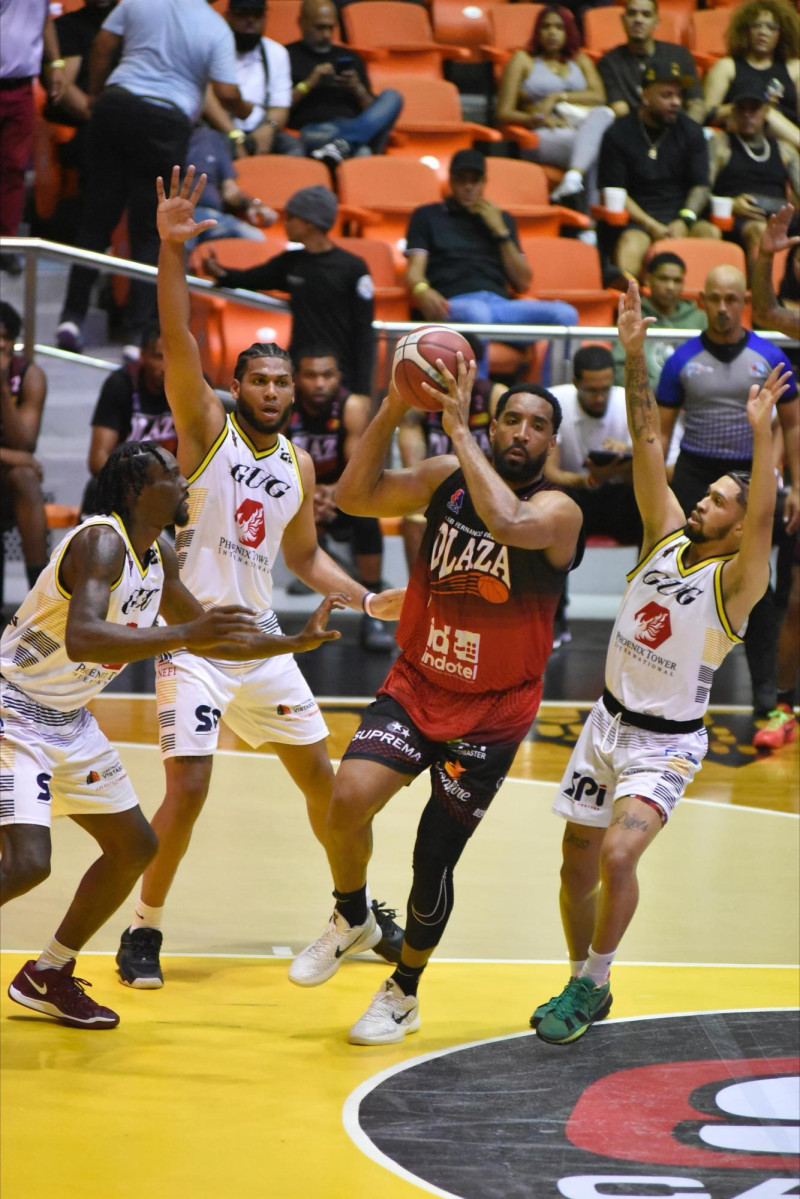 Juan Guerrero, de Plaza Valerio, protege el balón ante la defensa de tres jugadores del GUG.