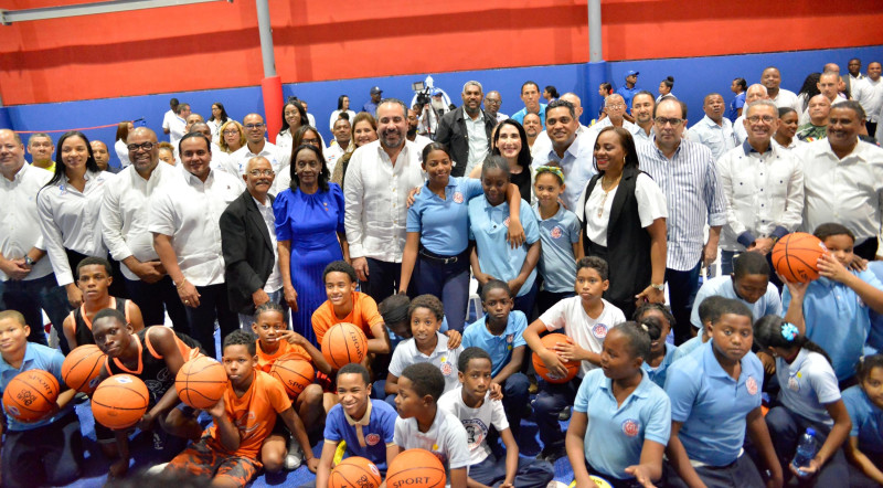 La primera dama, Raquel Arbaje, el ministro de Deportes, Kelvin Cruz, y Alberto Rodríguez, director del Inefi, líderes comunitarios de Capotillo, niños y jóvenes atletas.