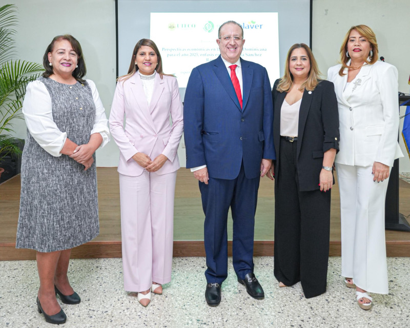 Marilyn Díaz, Jesulina de la Cruz, Magín Díaz, Irlonca Tavarez y Mairenis Lanfranco