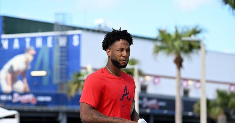 Jurickson Profar, de los Bravos, mientas salía del terreno en el partido contra los Piratas.