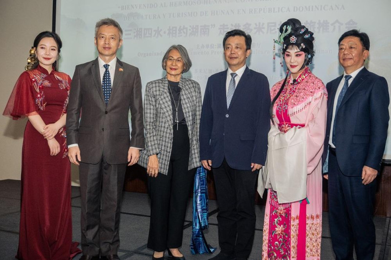 Miembros del comité de Cultura y Turismo de Hunan, junto a artistas participantes durante la presentación