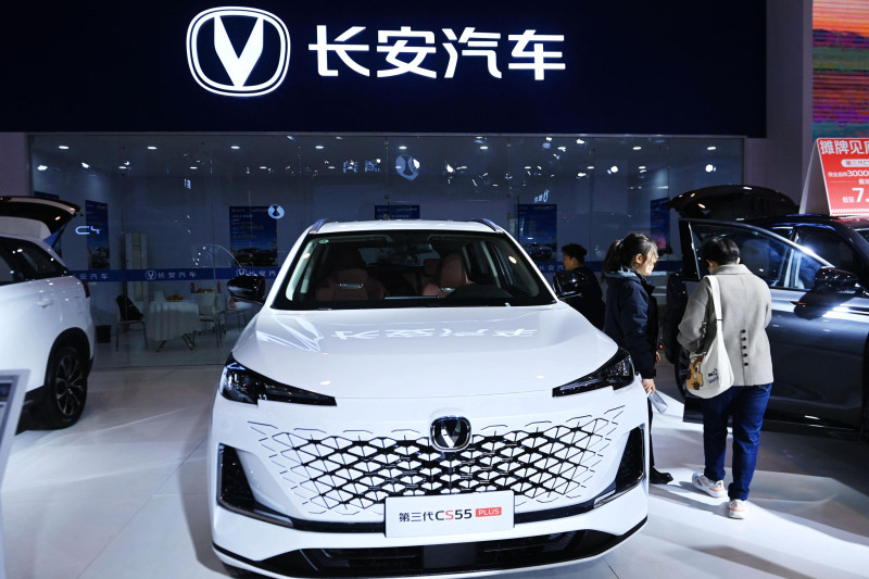 La gente visita el stand de Changan en el Salón Internacional del Automóvil de Primavera de 2025 en Qingdao, China, el 7 de marzo de 2025.