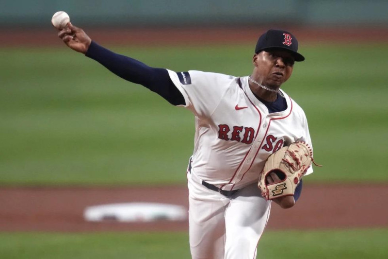 Brayan Bello de los Medias Rojas de Boston lanza ante los Orioles de Baltimore, el 9 de septiembre de 2024, en Boston.