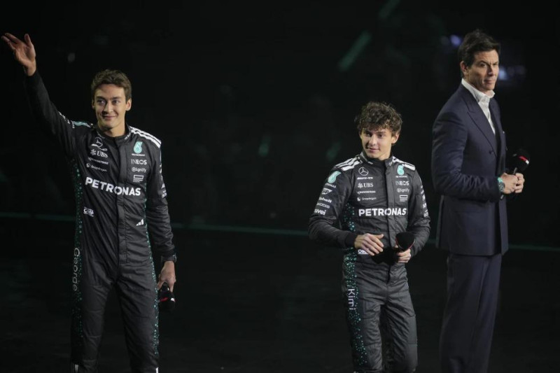 Los pilotos de Mercedes George Russell (izquierda) y Andrea Kimi Antonelli durante la gala de lanzamiento de la Fórmula 1, el 18 de febrero de 2025, en Londres.