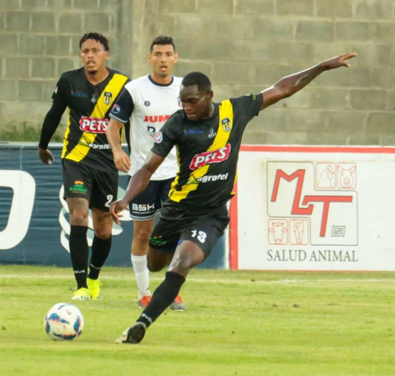 Momento de acción durante el partido.