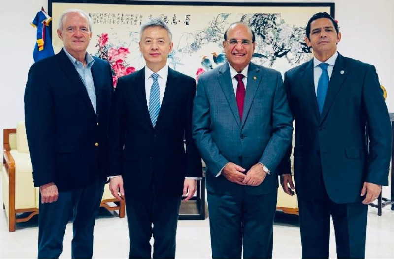 Embajador de China es visitado por empresario dominicano de la industria automotriz.