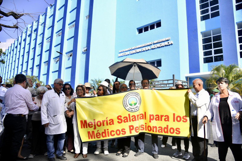 Asociación de médicos pensionados y jubilados protestan por aumento salarial