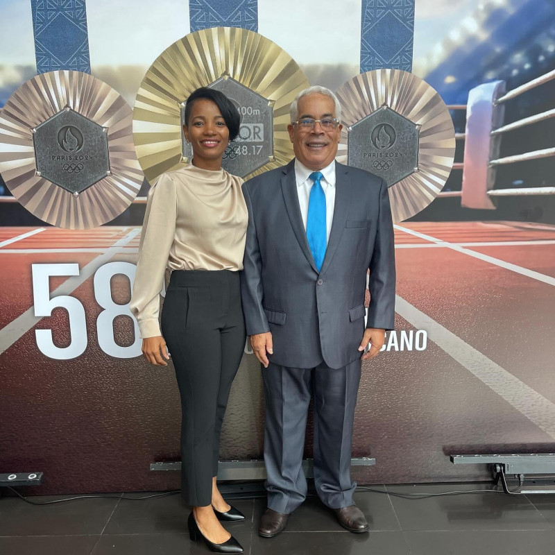 José Luis Ramírez (derecha) fue el edecán de la inmortal del deporte dominicano, Ana Villanueva (izquierda), durante el 58 ceremonial del Pabellón de la Fama.