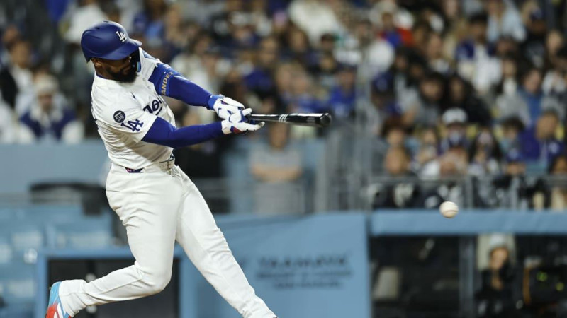Teoscar Hernández al momento de conectar un doble de dos carreras.
