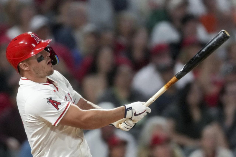 Mike Trout, de los Angelinos, observa la trayectoria de la bola luego de dar el batazo que eventualmente se convirtiò en jonrón ante los Guardianes.