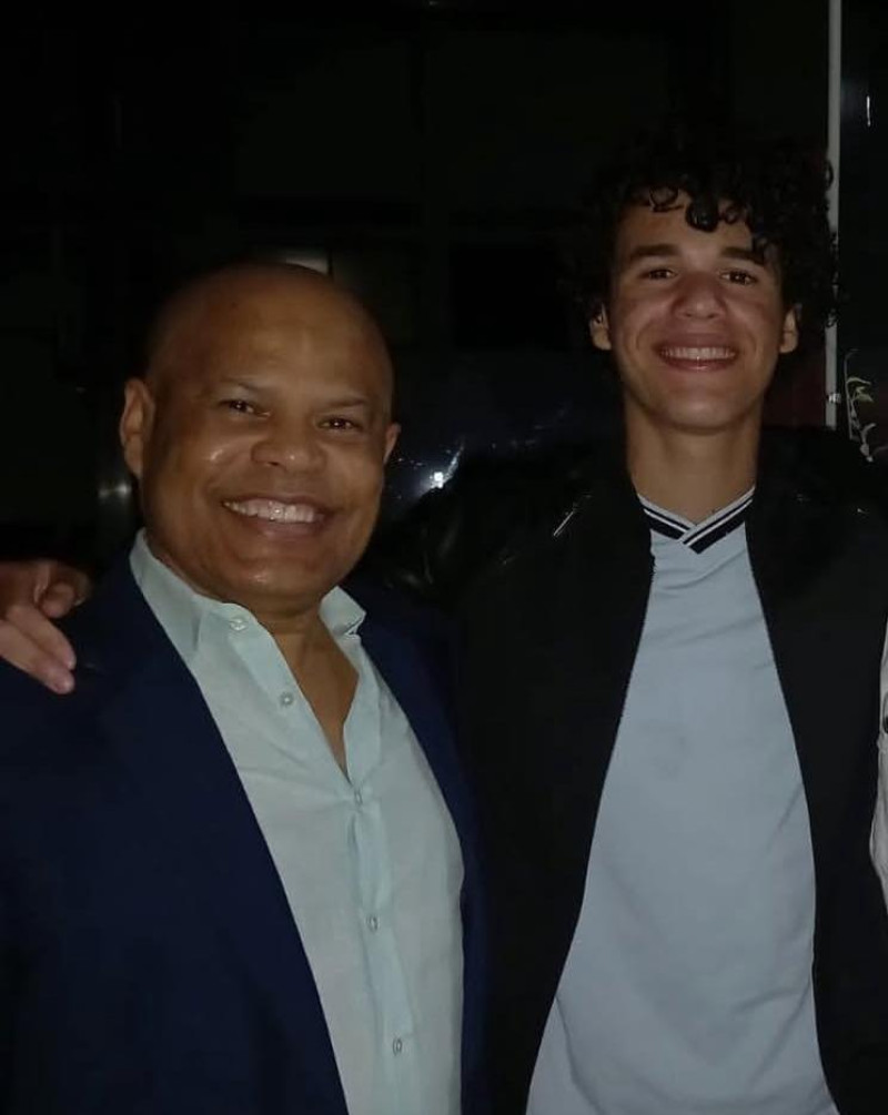 Ian Marco junto a su abuelo Rubby Pérez.