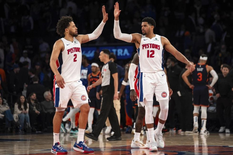 Cade Cunningham y Tobias Harris, de los Pistons, chocan las manos al final del segundo juego de la serie de primera ronda de los playoffs frente a los Knicks.