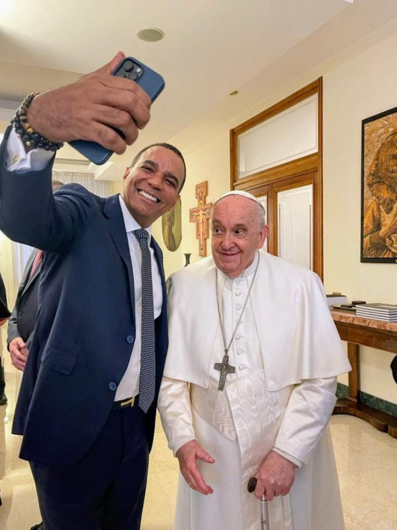 El senador Carlos Gómez y el papa Francisco.