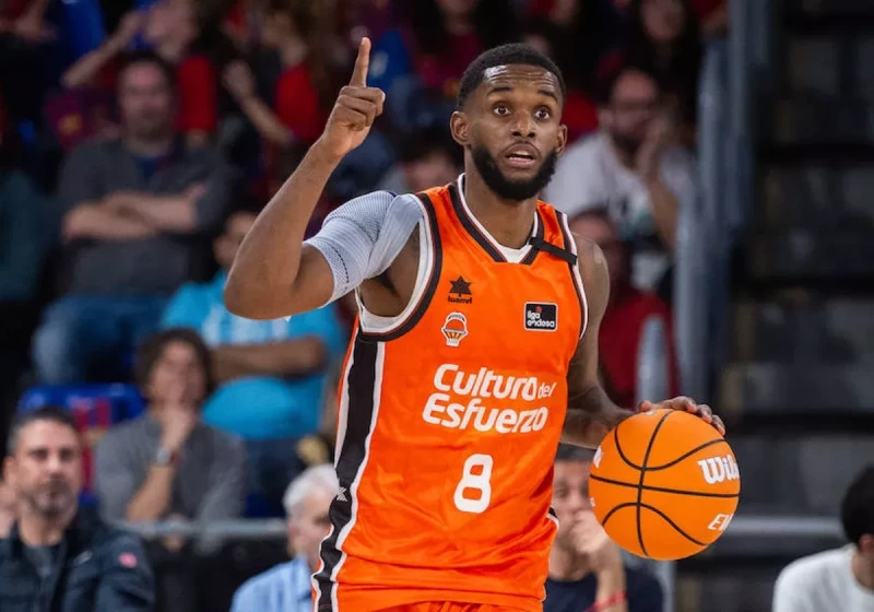 El dominicano Jean Montero lleva el balón.