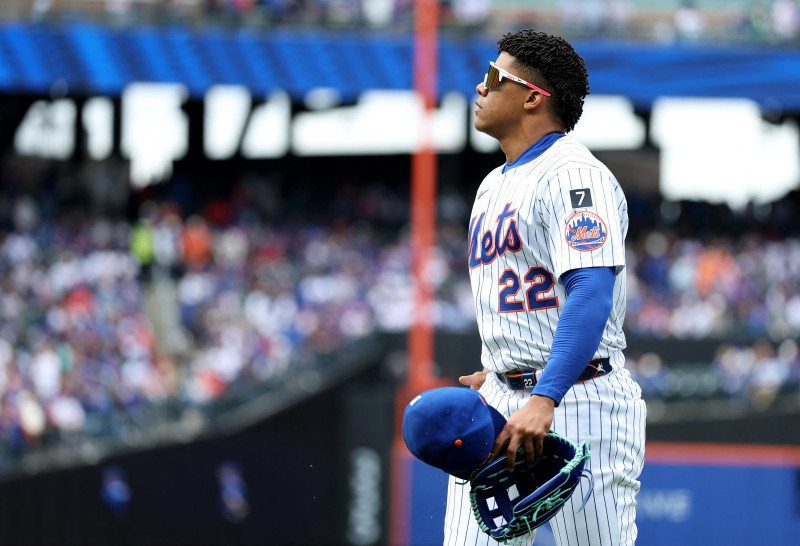 Juan Soto vuelve al dogaut luego cubrir como defensor derercho en el Citi Field.