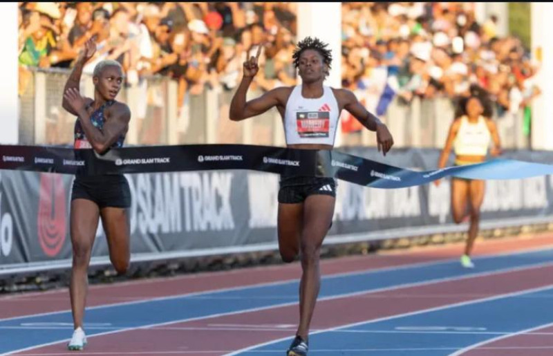 La dominicana Marileidy Paulino al momento de cruzar la meta en la prueba de los 400 metros de la segunda parada del Grand Slam Track, superando a la barení Salwa Eid Naser, quien ha surgido como su rival de más peligro en la temporada.