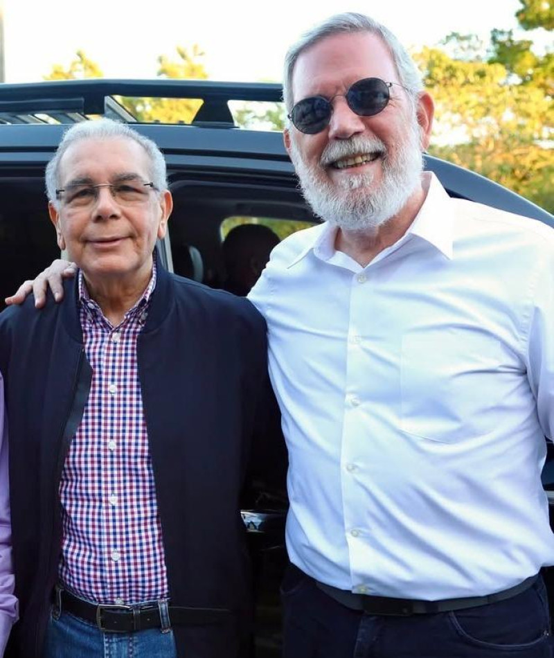El expresidente Danilo Medina, junto al exvocero de la Presidencia, Roberto Rodríguez Marchena.