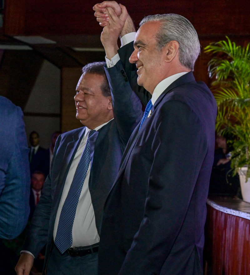 El saludo entre ambos líderes políticos incluyó sonrisas, un efusivo abrazo y levantar las manos.