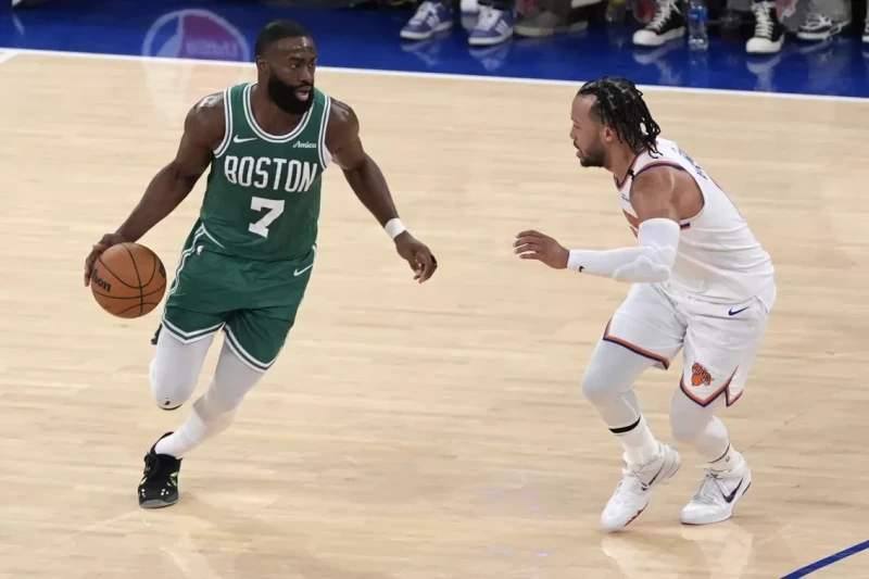 Jaylen Brown lleva el balón frente a la defensa de Jalen Brunson.