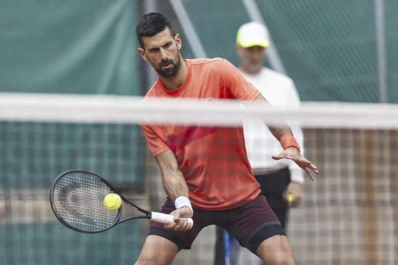 Novak Djokovic durante un entrenamiento previo a su debut en el Abierto de Ginebra, el martes 20 de mayo de 2025.