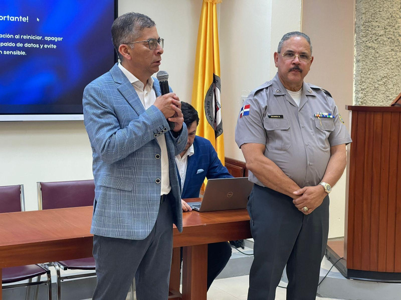 El Comisionado Ejecutivo para la Transformación de la Policía Nacional, Luis Ernesto García Hernández, y el subdirector, , Juan de Jesús Badía, enfatizan en que los nuevos agentes saldrán a las calles con una metodología diferente.