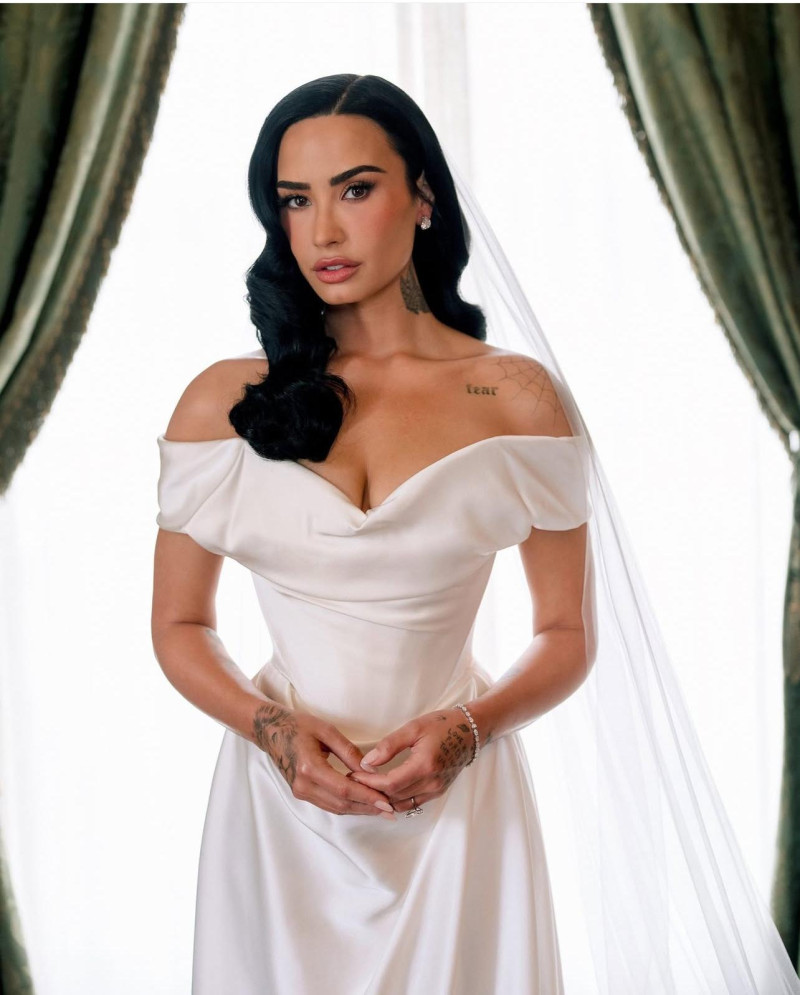 Demi Lovato vestida de novia para su boda con Jordan Lutes.