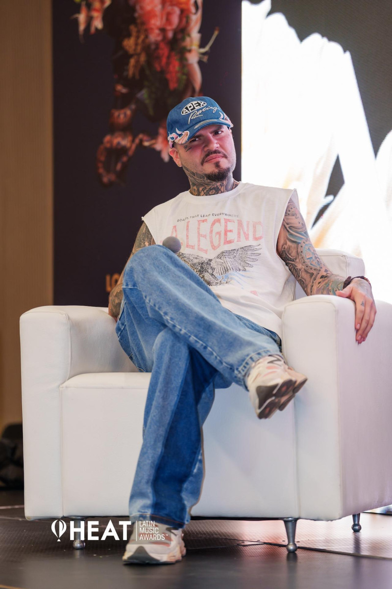 Farruko en la conferencia previo a los Premios Heat en Medellín Colombia