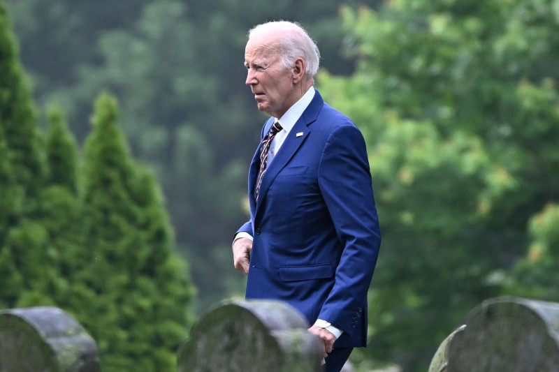 El expresidente Joe Biden llega a la iglesia católica de San José en Brandywine para una misa conmemorativa en el décimo aniversario de la muerte de su hijo, Beau Biden, en Wilmington, Delaware, el 30 de mayo de 2025.