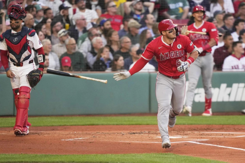 Mike Trout, de los Angelinos, observa el jonrón que conectó en la primera entrada del partido contra Boston.