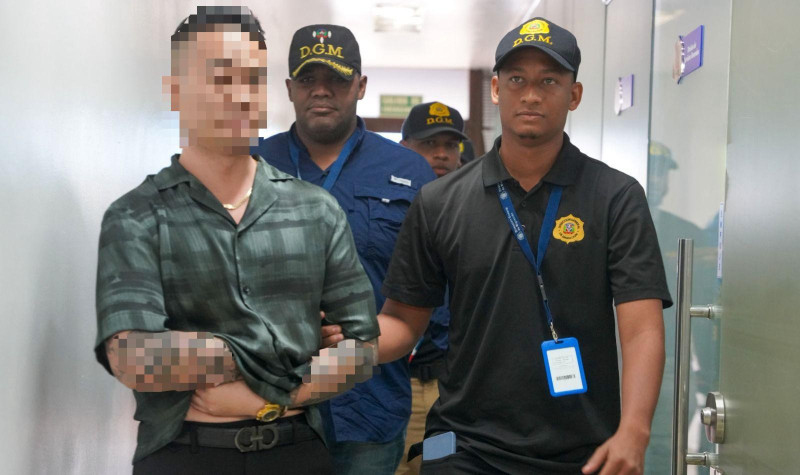 Po xie acompañado de auttoridades policiales.