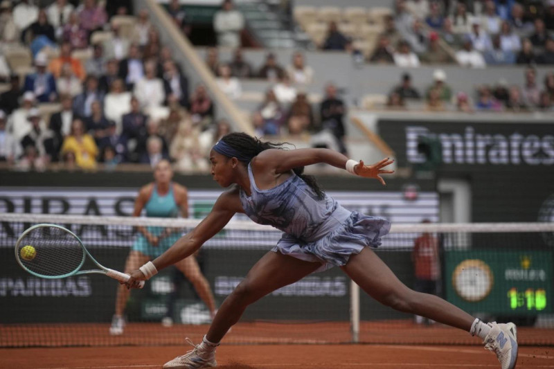 Coco Gauff al momento de devolver la pelota en el Abierto de Francia.