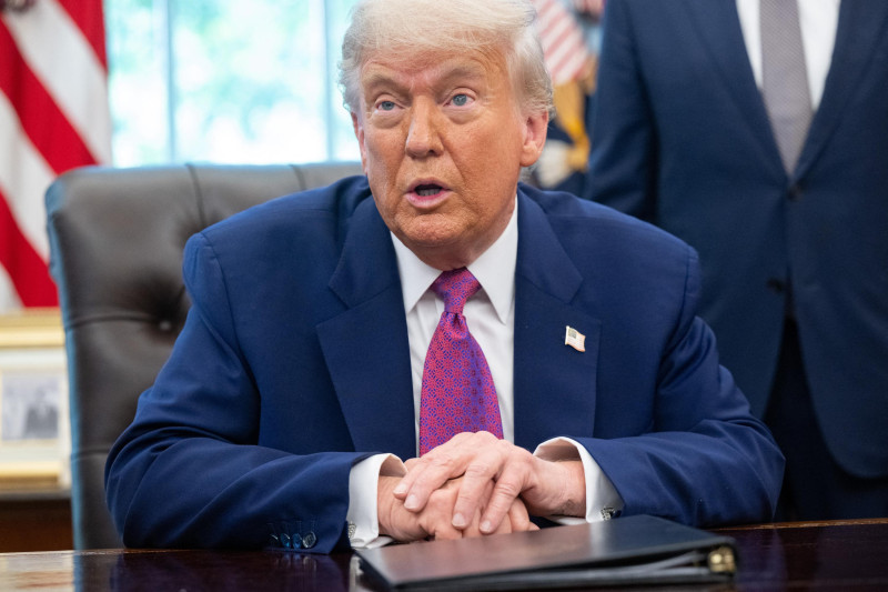 El presidente de Estados Unidos, Donald Trump, habla sobre la próxima temporada de incendios forestales y huracanes en la Oficina Oval de la Casa Blanca en Washington, D.C., el 10 de junio de 2025.