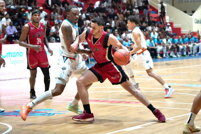 Eddy Polanco, de los Indios, realiza una gestión ofensiva en el encuentro de la LNB frente a los Titanes del Sur.