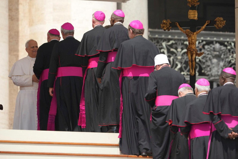 El papa León XIV se reúne con obispos durante su audiencia general semanal ayer en la Plaza de San Pedro del Vaticano.