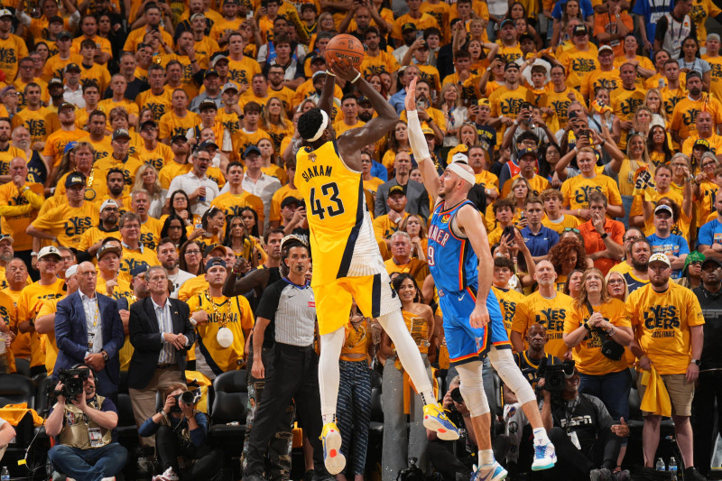 Paskal Siakam anota el último disparo sobre la chicharra para ir al descanso sobre la defensa de Alex Caruso. Fueron a la mitad 64-42, arriba los Pacers