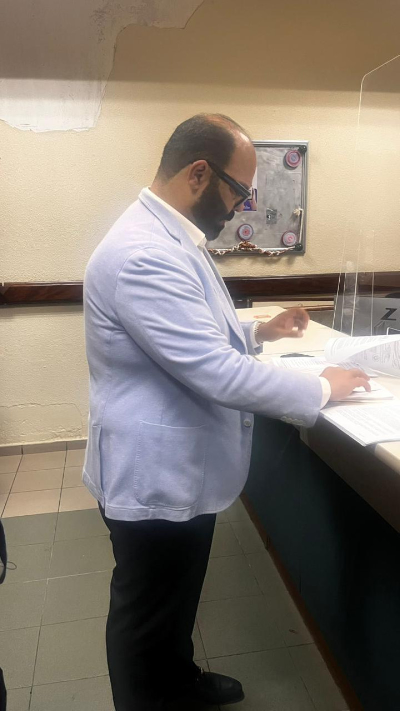 Abogado Félix Portes Núñez depositando la instancia. Impugnando la decisión que dispuso la libertad de los hermanos Antonio y Maribel Espaillat