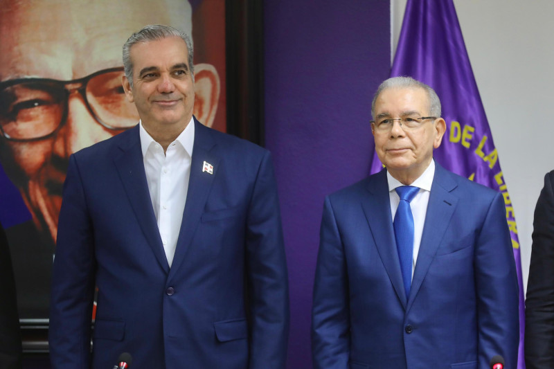 El presidente Luis Abinader y el ex mandatario Danilo Medinaprevio a conversar con la prensa este jueves 26 de junio