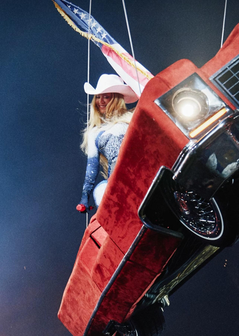 Beyoncé detiene su concierto en Houston tras quedar inclinada en el ...