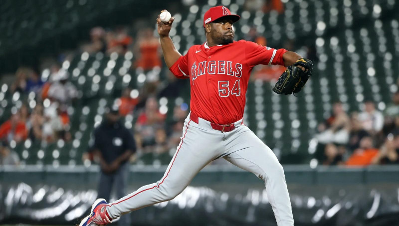 Héctor Neris participó en 21 partidos con los Angelinos.