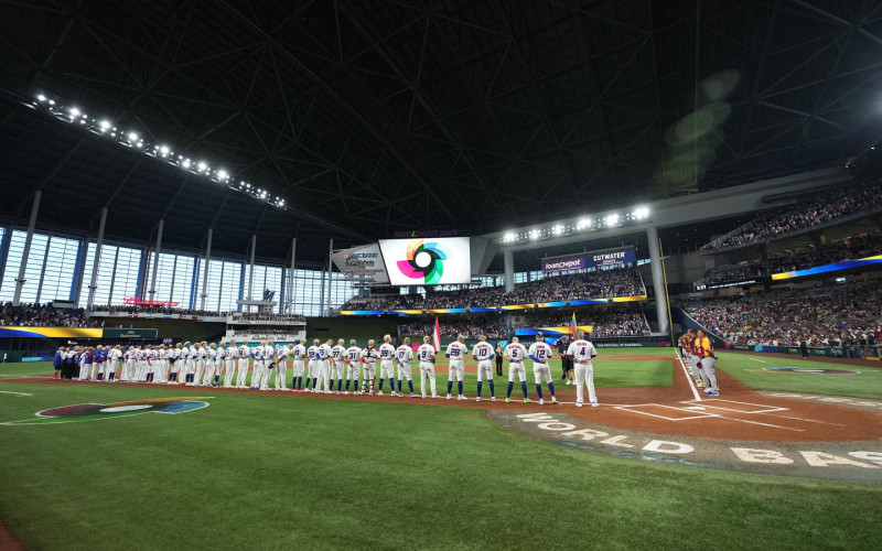 Los equipos de República Dominicana y Venezuela alineados durante la ceremonia de apertura del pasado Clásico Mundial 2023 en el loanDepot Park, en Miami.