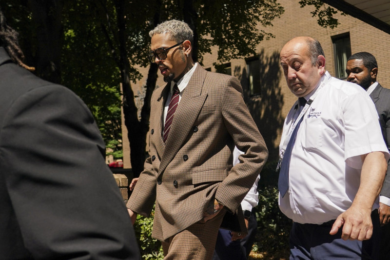 Chris Brown, en el centro, abandona el Tribunal de Southwark Crown, en Londres, el viernes 11 de julio de 2025