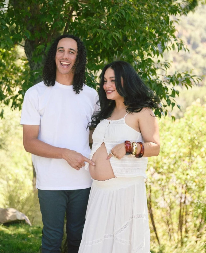 Vanessa Hudgens se encuentra en la dulce espera tras convertirse en madre por primera vez en julio de 2024.