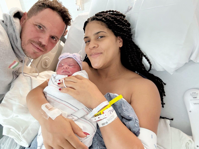 Francisca y Francesco Zampogna junto a su bebé.