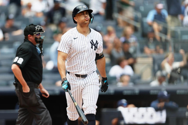 Giancarlo Stanton suspira luego de conectar la pelota de cuadrangular.