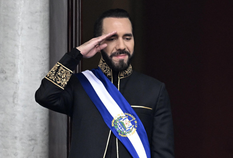 Bukele saluda durante un desfile militar