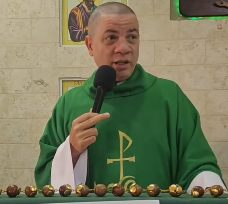 El padre Norberto Rosario, de la Parroquia San Francisco de Asís