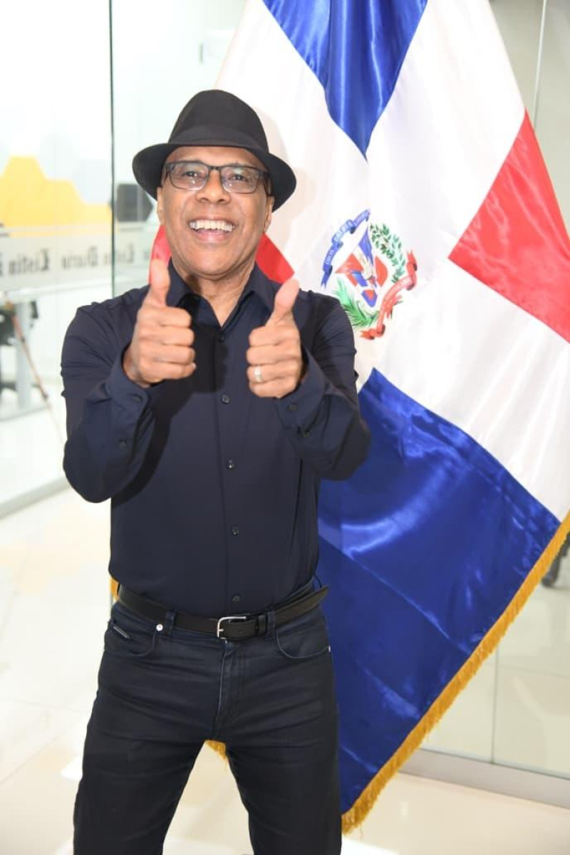 El merenguero y pastor Ramón Orlando durante su visita a Listín Diario.