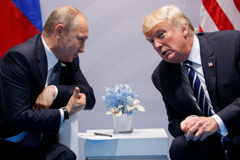 El presidente de Estados Unidos, Donald Trump, se reúne con su homólogo ruso, Vladímir Putin, en el marco de una cumbre del G20, el 7 de julio de 2017, en Hamburgo, Alemania.