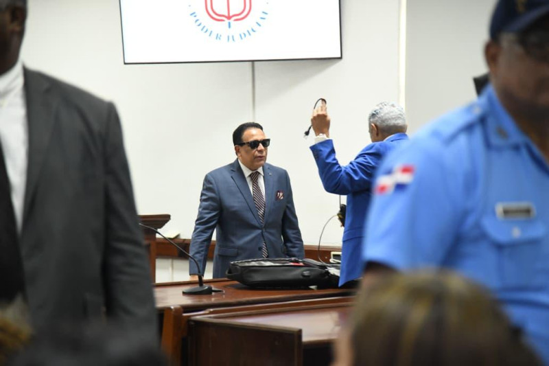 Alexis Medina Sánchez mientras esperaba la decisión de las juezas que sentenciaron su caso, en un proceso de lectura de dispositivo motivado que comenzó el miércoles 13 de agosto y terminó el jueves 14 en horas de la madrugada