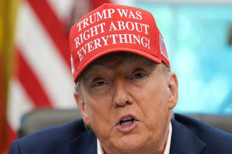 El presidente Donald Trump habla en el Despacho Oval de la Casa Blanca, el viernes 22 de agosto de 2025, en Washington.